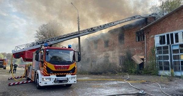 У Чернівцях сталася велика пожежа на місці, де раніше розташовувалося тролейбусне депо.