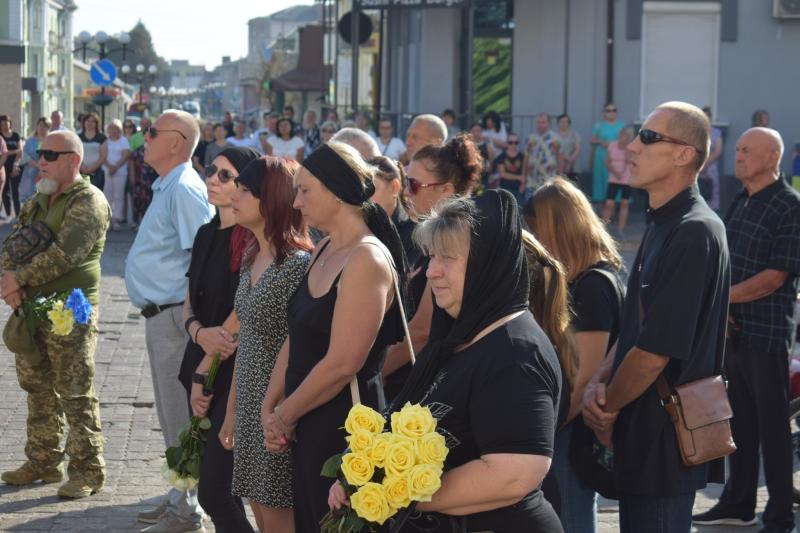 У Здолбунові відбулося прощання з батьком трьох дітей, який рятував поранених з передової (ФОТО). Новини Рівненської області - Рівне Вечірнє