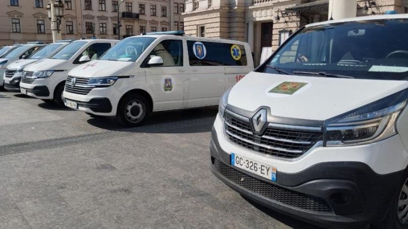 У Львові волонтери передали шість автомобілів швидкої допомоги для Збройних сил України.