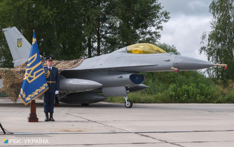 Норвегія незабаром надасть Україні шість літаків F-16, — повідомив Умєров.