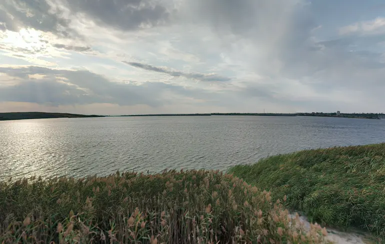 Російські військові завдали шкоди греблі Курахівського водосховища, що створює небезпеку для Дніпропетровської області.