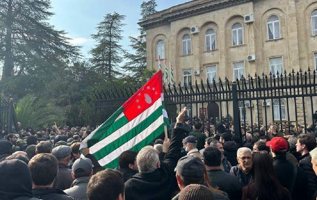 В окупованій Абхазії розгорілися протести у відповідь на 