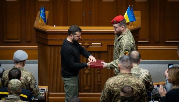 Президент у парламенті нагородив військовослужбовців, представників енергетичної галузі та діячів культури.